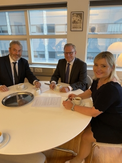 Pär Ahlberger, Ulf Hammarström och Lilja Dögg Alfre∂sdóttir signerar avtal.