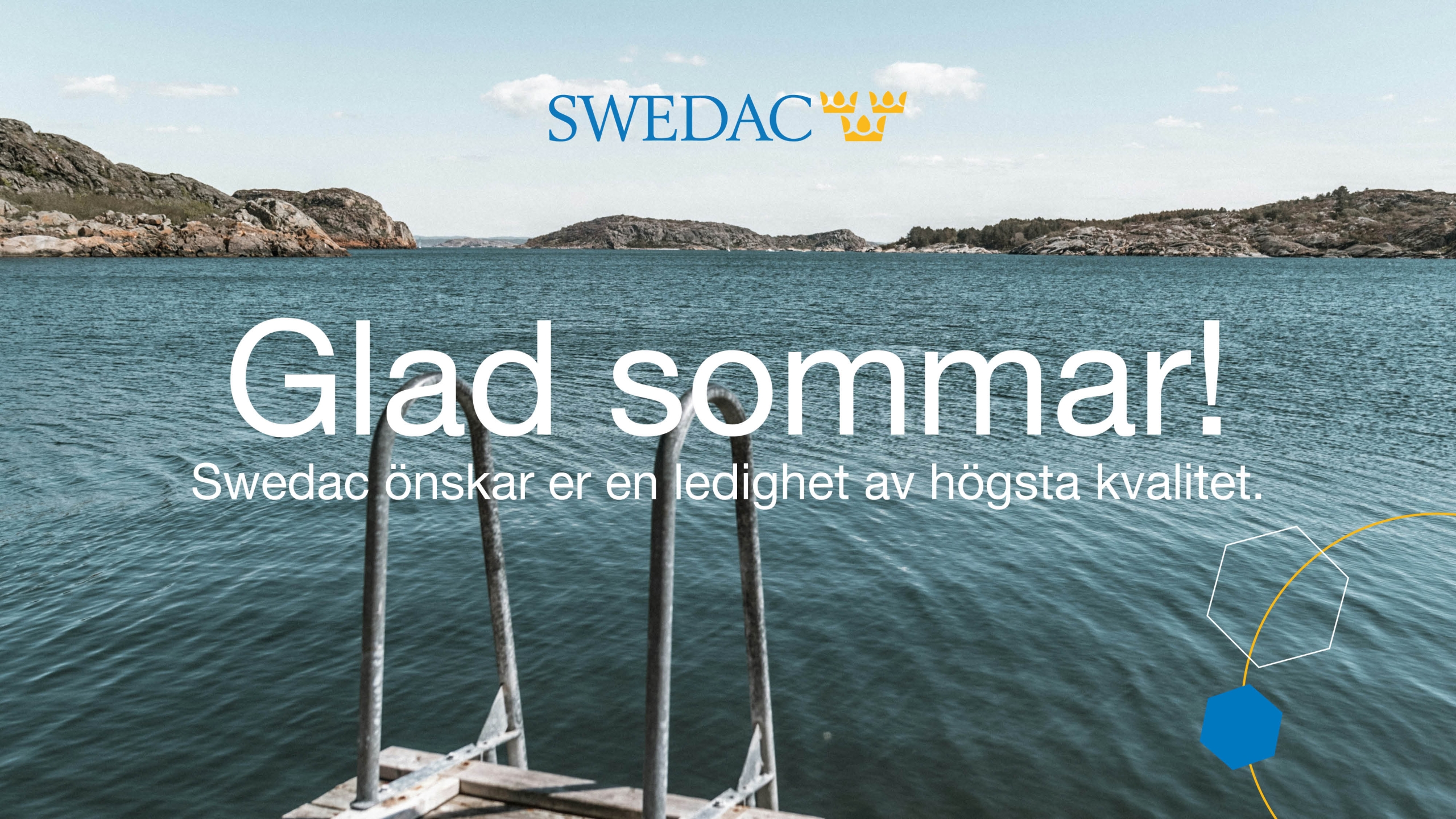 Hav och en badstege, text ovanpå bild: Glad sommar! Swedac önskar er en sommar av högsta kvalitet.