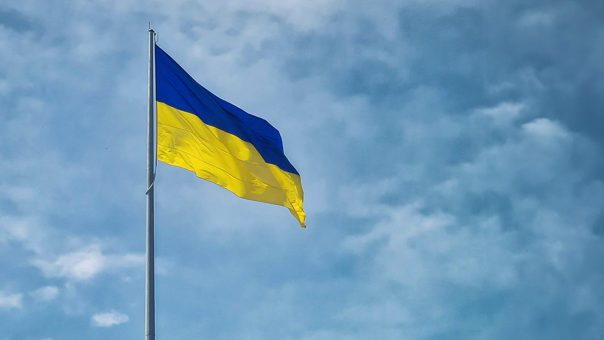 En ukrainsk-flagga mot en blå himmel.