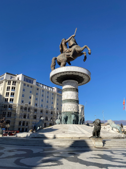 Staty med häst och ryttare på torg i Skopje.